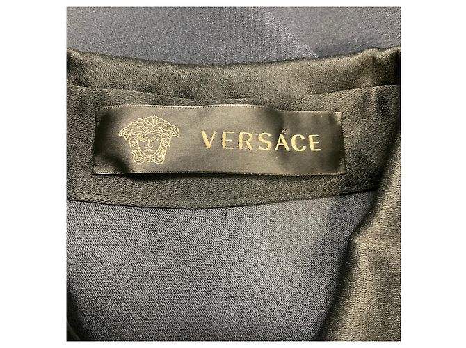 Abito camicia midi Versace blu navy / nero a maniche lunghe con bottoni anteriori e bottone Medusa - vista 4