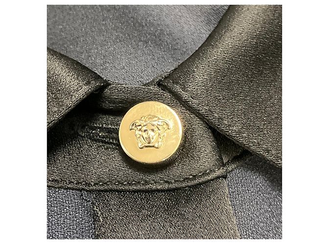 Abito camicia midi Versace blu navy / nero a maniche lunghe con bottoni anteriori e bottone Medusa - vista 5
