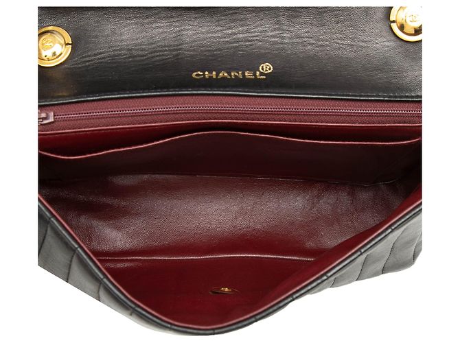 Borsa a tracolla Chanel Medium Vertical Quilted in pelle d'agnello nera con patta singola Nero - vista 4