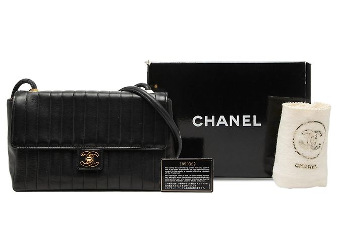 Borsa a tracolla Chanel Medium Vertical Quilted in pelle d'agnello nera con patta singola Nero - vista 8
