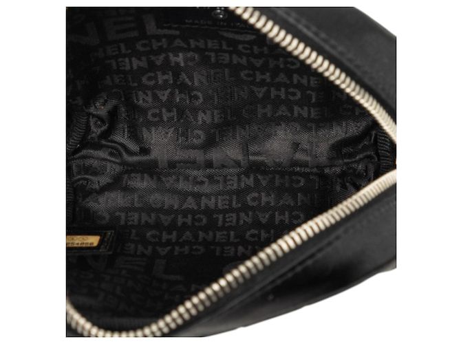 Chanel Mini CC Chocolate Bar Satin Lippenstift Charm-Tasche in Schwarz - Ansicht 4