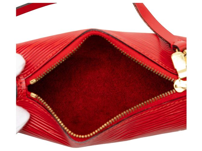Borsa a mano Louis Vuitton Epi Pochette Papillon rossa - vista 4