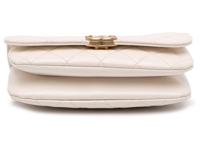 Borsa a tracolla Chanel Flap in pelle d'agnello lucida matelassé bianca con catena Bianco - vista 3