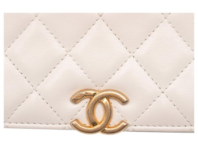 Borsa a tracolla Chanel Flap in pelle d'agnello lucida matelassé bianca con catena Bianco - vista 7