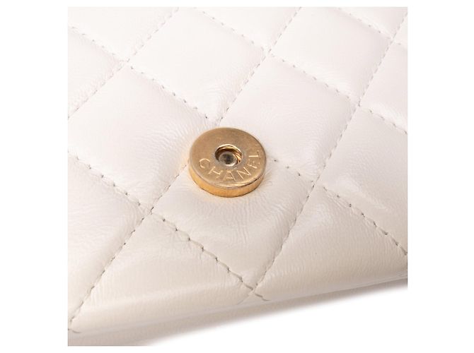 Borsa a tracolla Chanel Flap in pelle d'agnello lucida matelassé bianca con catena Bianco - vista 9