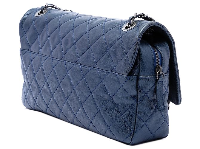 Borsa a tracolla Chanel Jumbo Quilted Iridescent Caviar Easy Flap Blu - vista 2
