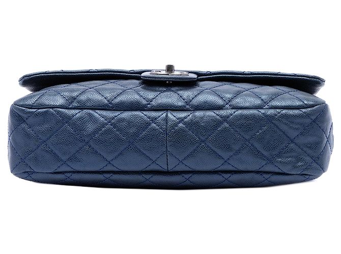 Borsa a tracolla Chanel Jumbo Quilted Iridescent Caviar Easy Flap Blu - vista 3