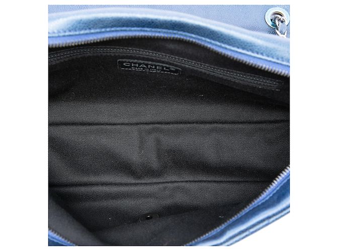 Borsa a tracolla Chanel Jumbo Quilted Iridescent Caviar Easy Flap Blu - vista 4