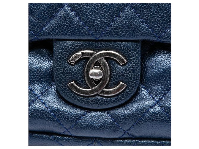 Borsa a tracolla Chanel Jumbo Quilted Iridescent Caviar Easy Flap Blu - vista 5