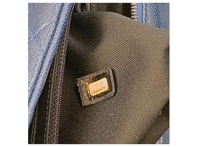 Borsa a tracolla Chanel Jumbo Quilted Iridescent Caviar Easy Flap Blu - vista 6