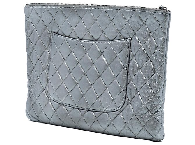 Clutch Chanel Large Quilted Metallic Lambskin O Case Argentata Argento - vista 2