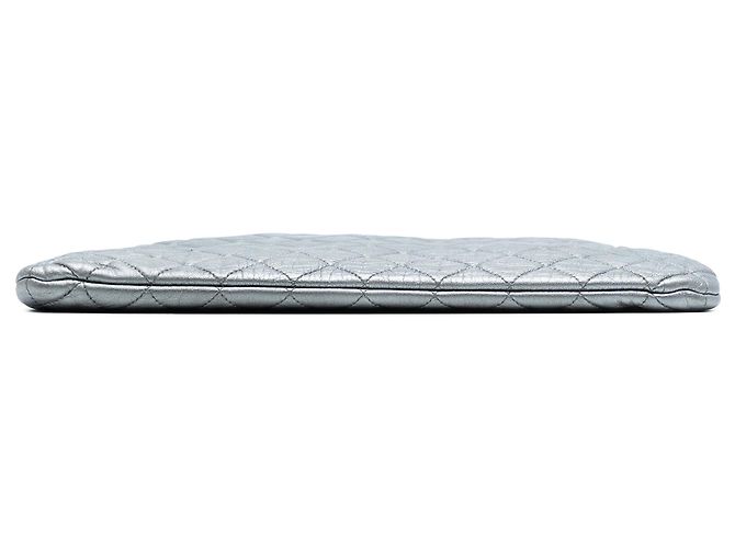 Clutch Chanel Large Quilted Metallic Lambskin O Case Argentata Argento - vista 3