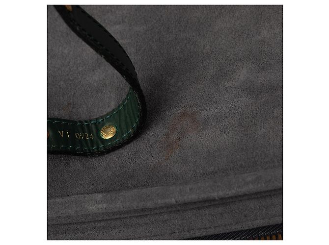 Sac de voyage Louis Vuitton Taiga Kendall GM Vert - vue 7