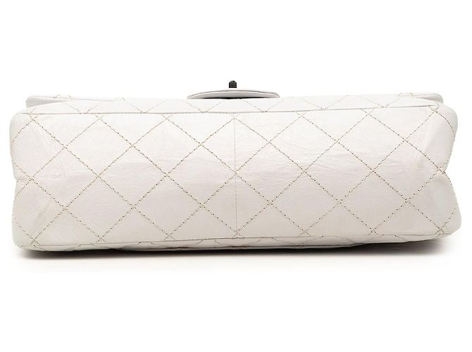 Borsa a tracolla Chanel Reissue 2.55 Double Flap 227 in pelle di vitello invecchiata matelassé bianca Bianco - vista 3