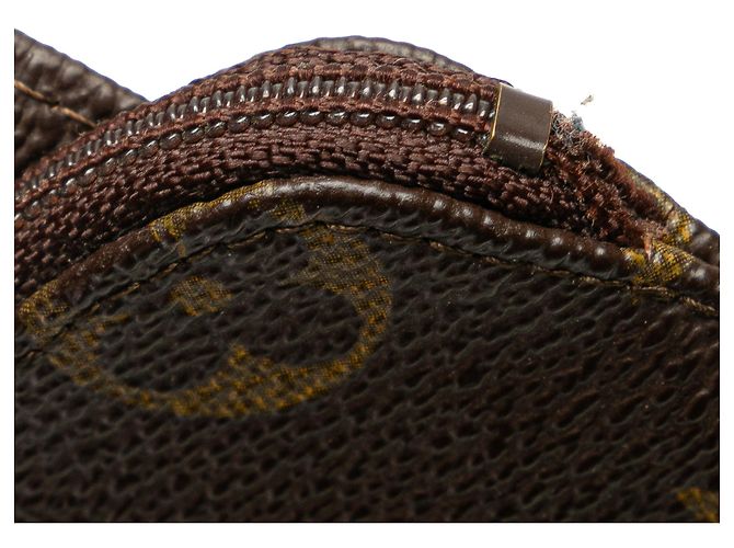 Borsa a tracolla porta passaporto Louis Vuitton Monogram Pochette Secret Marrone - vista 7