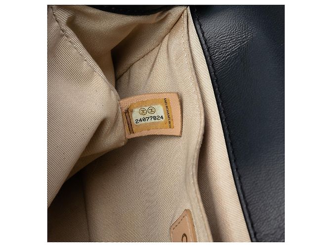 Borsa a tracolla Chanel Boy Flap in pelle d'agnello matelassé nera, dimensione Old Medium Nero - vista 6