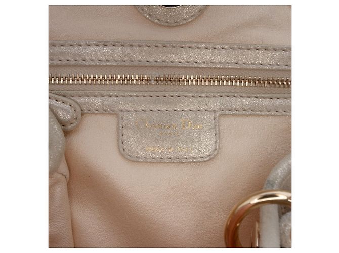 Goldene Soft Lady Dior Tote Bag Medium aus irisierendem metallischem Lammleder Cannage - Ansicht 5