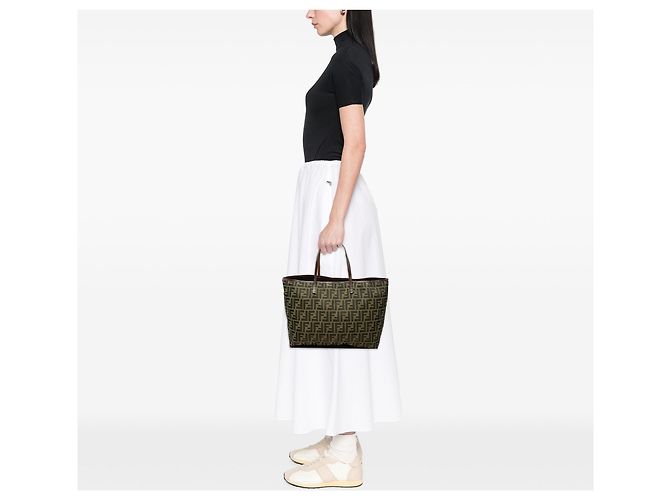Borsa Tote Roll Medium in tela Zucca marrone Fendi - vista 6