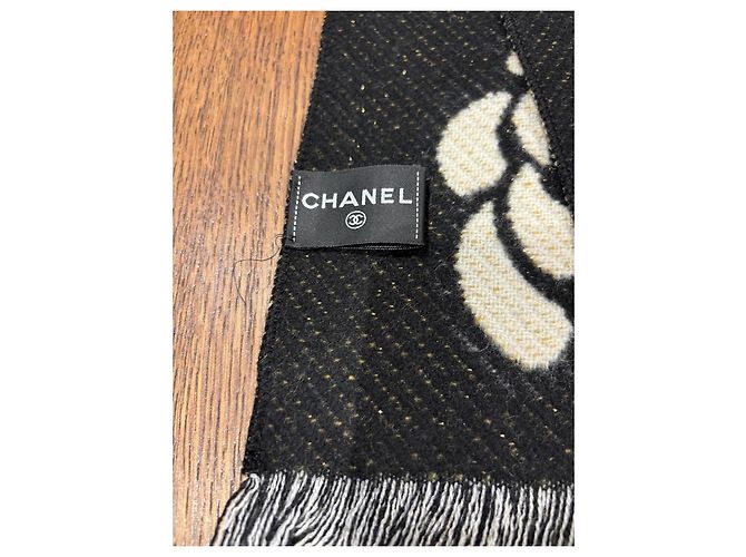Sciarpa Chanel CC Camelia in Cashmere e Lana Nero Bianco D'oro - vista 2