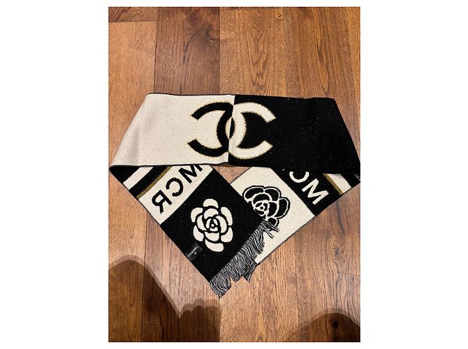 Sciarpa Chanel CC Camelia in Cashmere e Lana Nero Bianco D'oro - vista 5