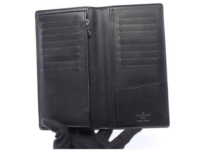 Louis Vuitton Portefeuille Brazza Taiga Noir Bi-fold Long Wallet Nero - vista 3