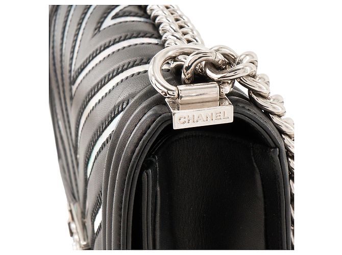 CHANEL - Borsa a tracolla Boy Chanel in pelle liscia chevron iridescente e nera Nero - vista 5