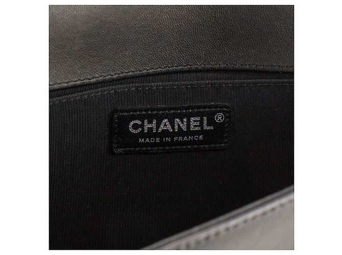 CHANEL - Borsa a tracolla Boy Chanel in pelle liscia chevron iridescente e nera Nero - vista 6