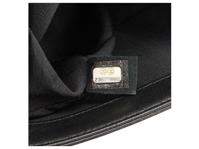 CHANEL - Borsa a tracolla Boy Chanel in pelle liscia chevron iridescente e nera Nero - vista 8