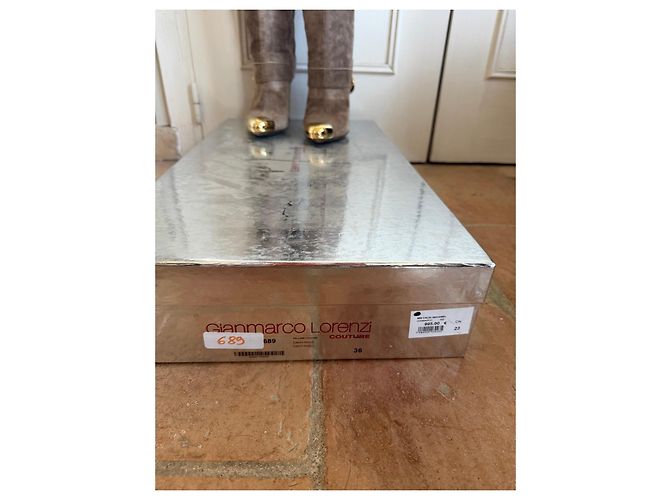 Gianmarco Lorenzi Botas altas de ante marrón con punta metálica dorada - vista 9