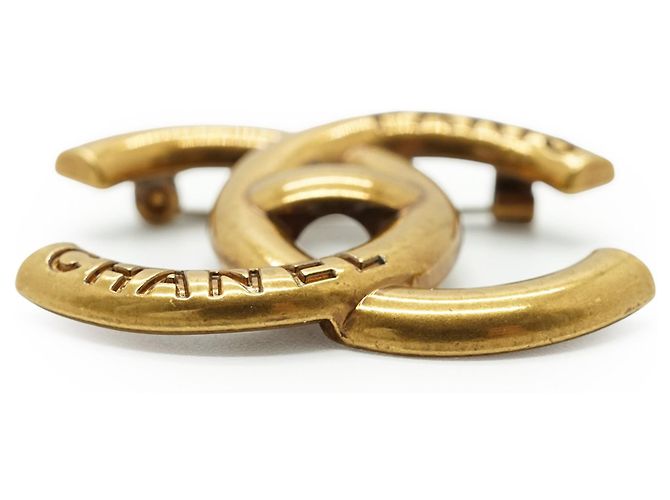 Timeless Chanel Spilla Paris Gold Metal Brass CC Logo Turnlock Aged Metal D'oro - vista 3