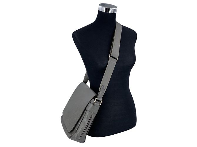 Louis Vuitton Borsa a tracolla Roman MM in pelle Taiga grigia Grigio - vista 2