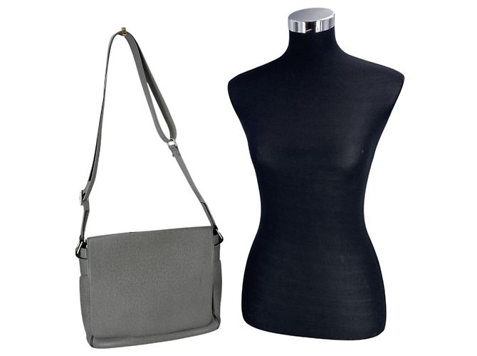 Louis Vuitton Borsa a tracolla Roman MM in pelle Taiga grigia Grigio - vista 8