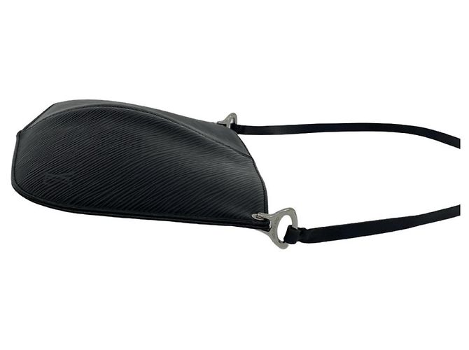 Louis Vuitton Pochette Demilune Epi Leather Semi-Shoulder Bag Negro - vista 6