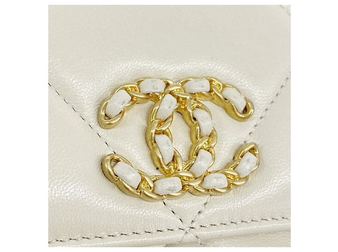 Portafoglio a spalla con catena Chanel in pelle d'agnello beige - vista 10