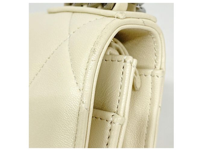 Portafoglio a spalla con catena Chanel in pelle d'agnello beige - vista 7