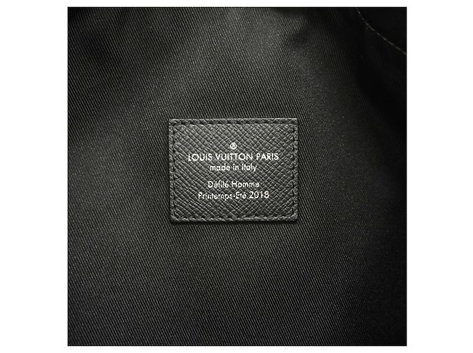 Borsa Louis Vuitton Taiga Cabas Light M31009 Noir Nero - vista 5
