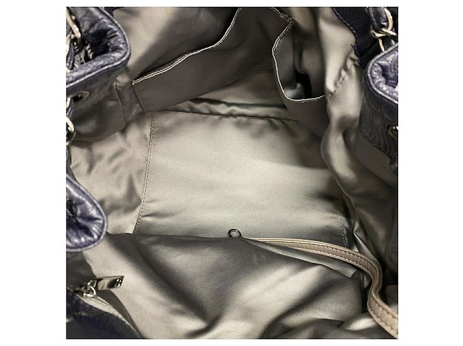 Borsa a tracolla Chanel in pelle blu navy - vista 4