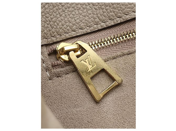 Louis Vuitton Beige Monogram Empreinte OnTheGo MM - vista 12