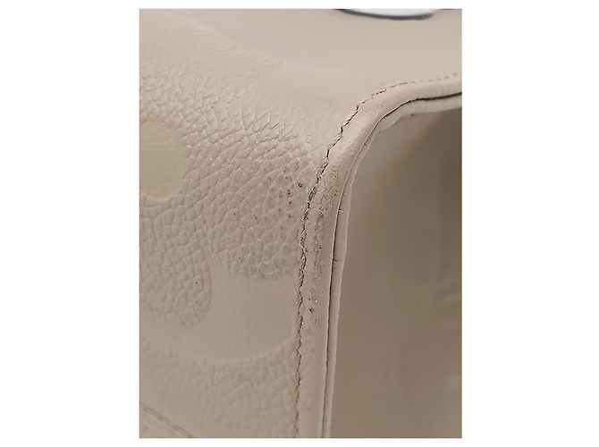 Louis Vuitton Beige Monogram Empreinte OnTheGo MM - vista 6