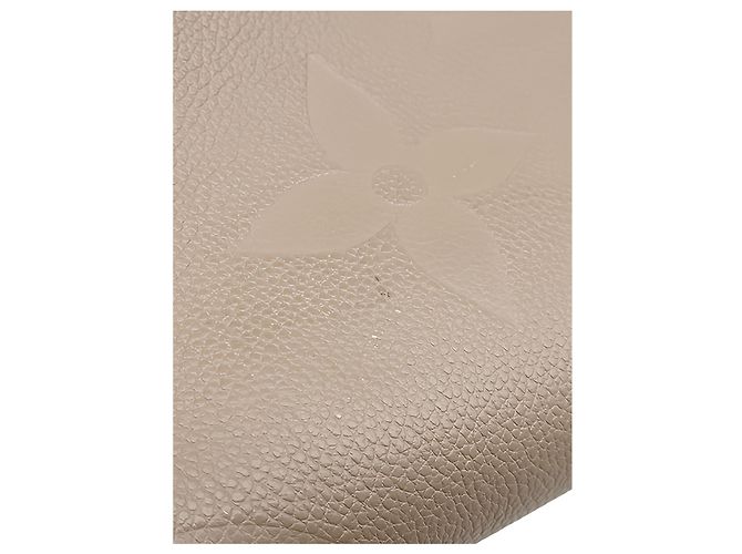 Louis Vuitton Beige Monogram Empreinte OnTheGo MM - vista 8