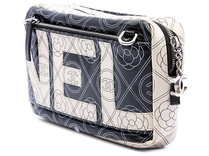 Chanel Camera Bag aus beschichtetem schwarzem Canvas mit Camélia-Logo - Ansicht 2