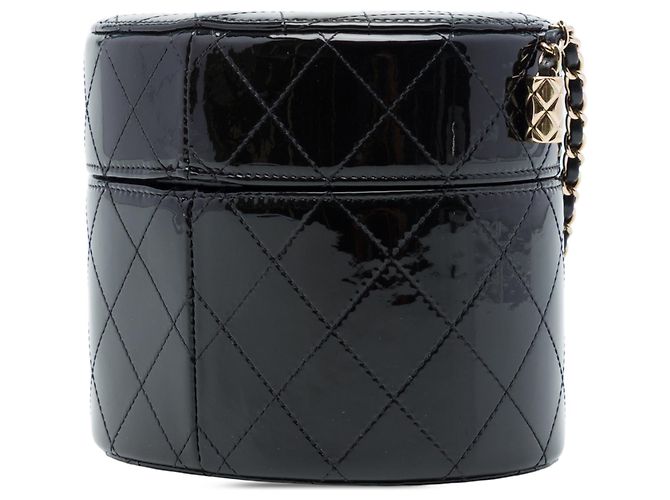 Chanel CC gesteppte runde Vanity Clutch aus schwarzem Lackleder mit Kette - Ansicht 2