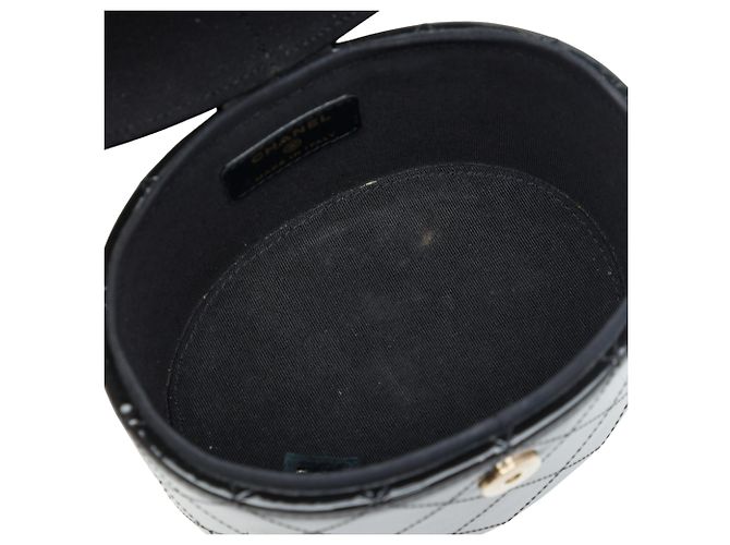 Chanel CC gesteppte runde Vanity Clutch aus schwarzem Lackleder mit Kette - Ansicht 4