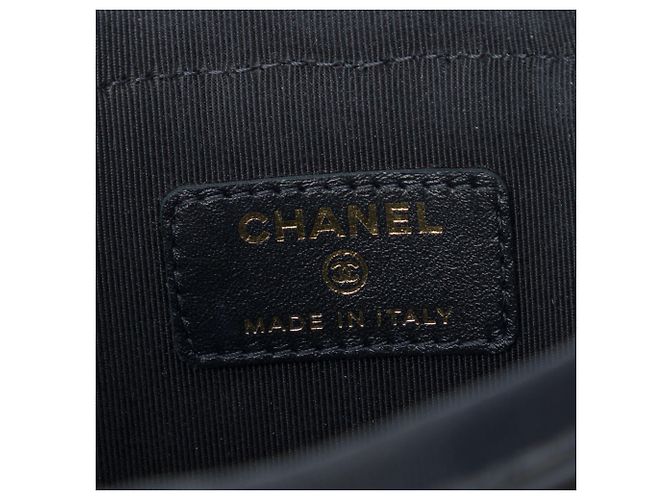 Chanel CC gesteppte runde Vanity Clutch aus schwarzem Lackleder mit Kette - Ansicht 5