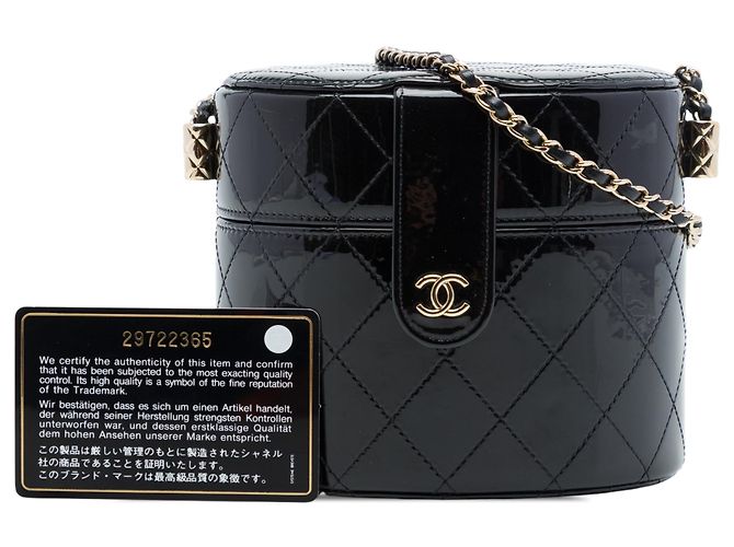Chanel CC gesteppte runde Vanity Clutch aus schwarzem Lackleder mit Kette - Ansicht 7