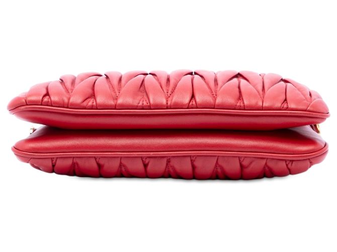 Miu Miu Red Matelasse Nappa Double Zip Crossbody - vista 3