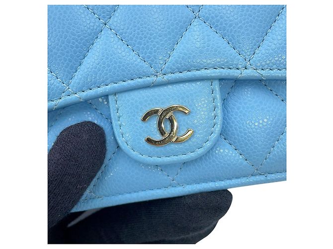 Chanel Tri-fold Geldbörse aus blauem genarbtem Kalbsleder Hellblau - Ansicht 13