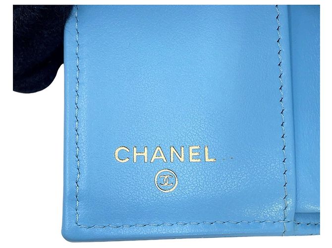 Chanel Tri-fold Geldbörse aus blauem genarbtem Kalbsleder Hellblau - Ansicht 14