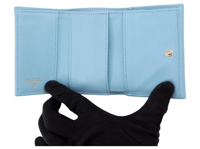 Chanel Tri-fold Geldbörse aus blauem genarbtem Kalbsleder Hellblau - Ansicht 4