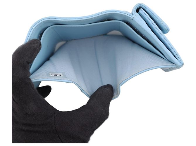 Chanel Tri-fold Geldbörse aus blauem genarbtem Kalbsleder Hellblau - Ansicht 5